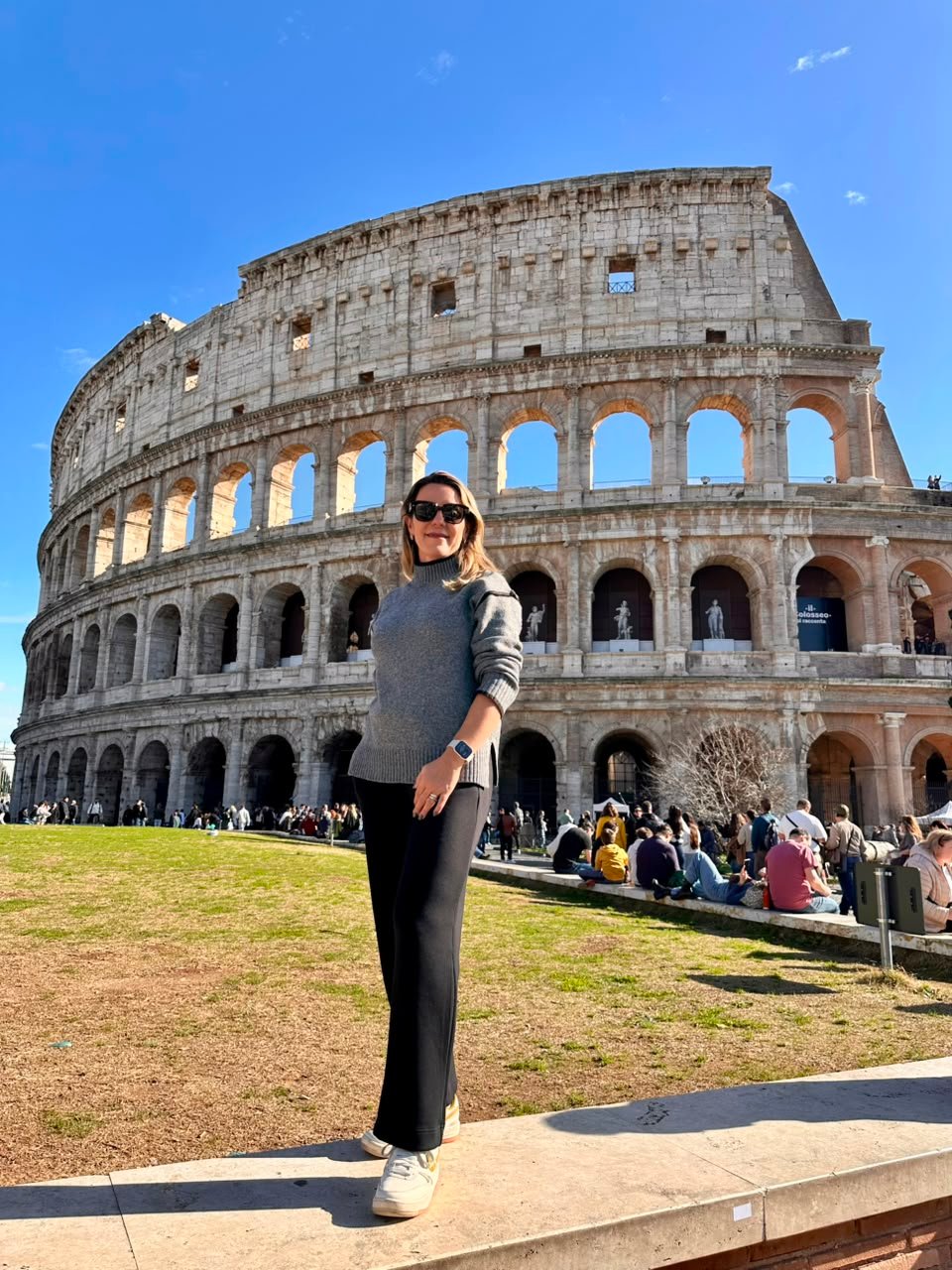 Carolina Andrade em frente ao Coliseu, em Roma
