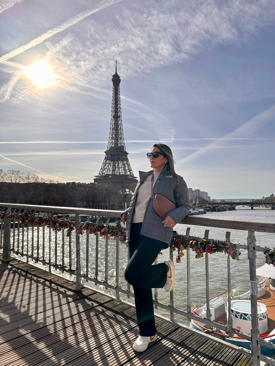 Carolina Andrade em uma ponte com a Torre Eiffel ao fundo, em Paris