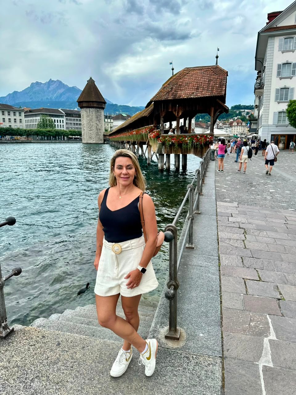 Carolina Andrade ao lado da Ponte da Capela, em Lucerna, na Suíça