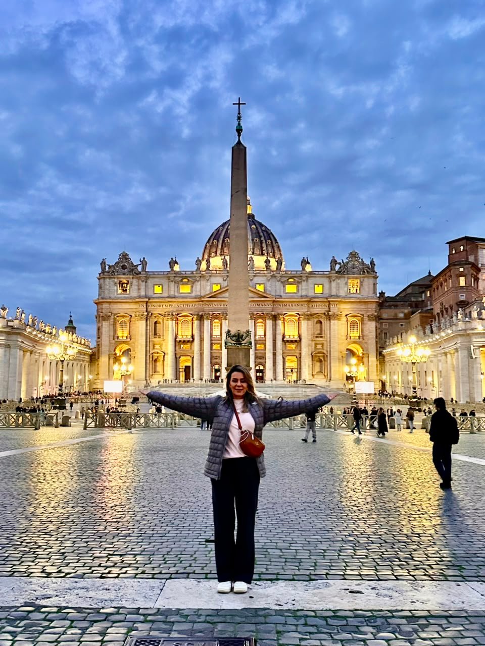 Carolina Andrade na Praça de São Pedro, em Roma, ao anoitecer