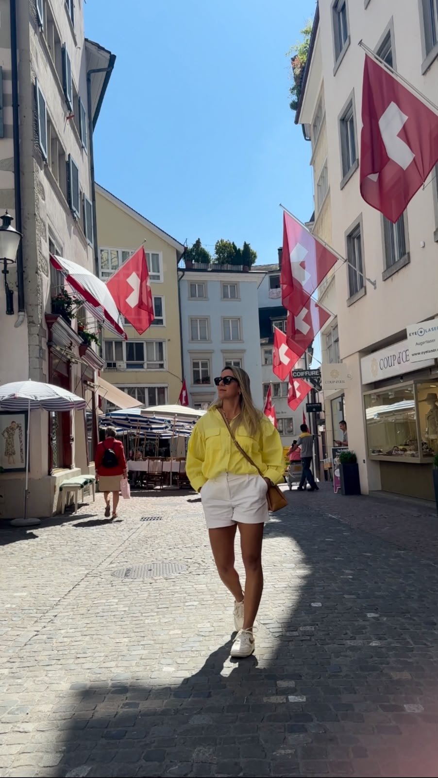 Carolina Andrade caminhando por uma rua na Suíça